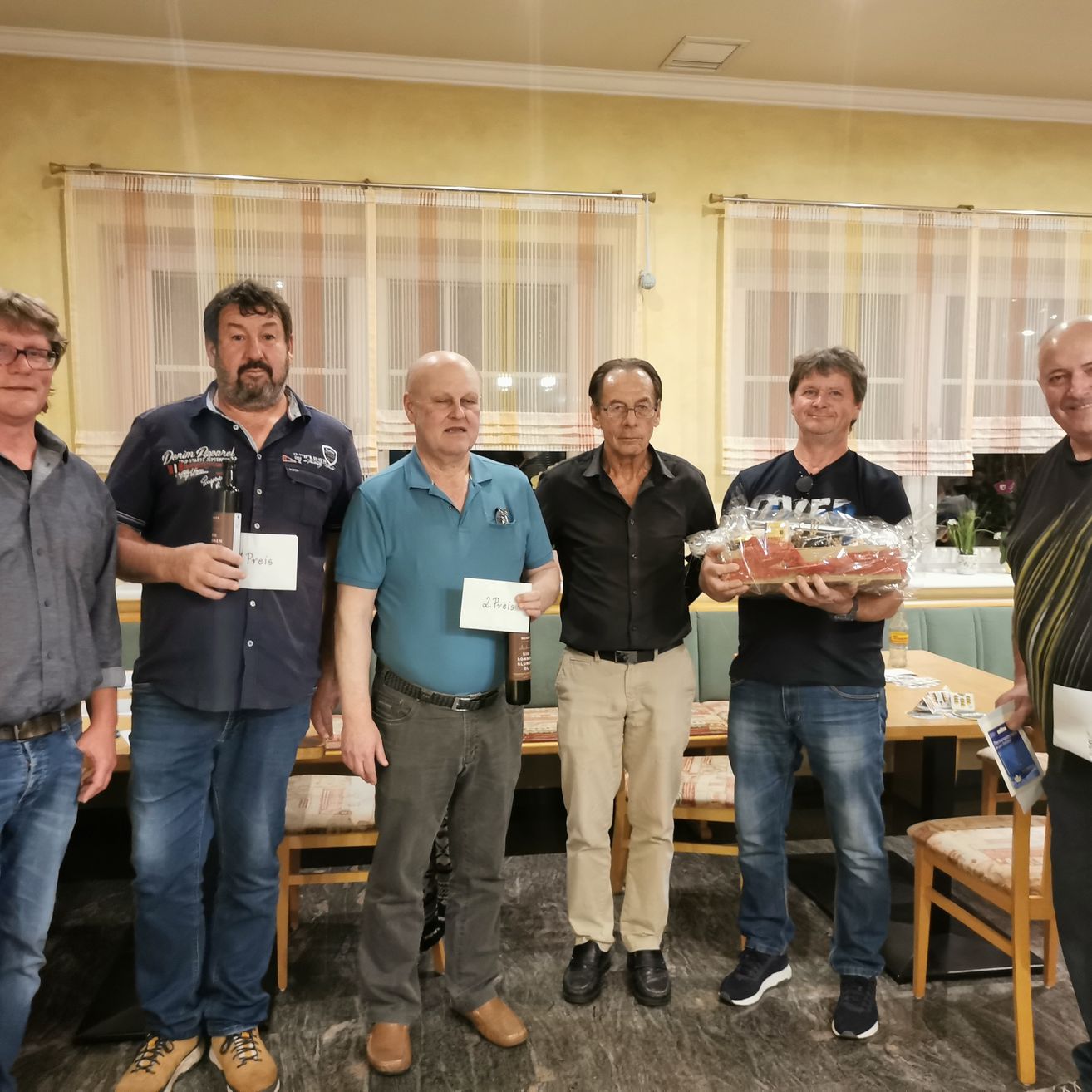 Bild enthält, People, Person, Pants, Jeans, Plywood, Adult, Male, Man, Shoe, Shirt