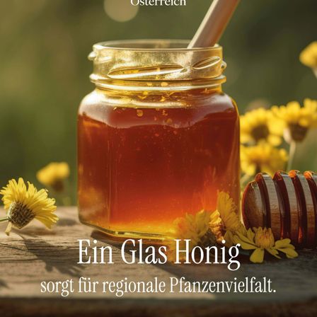 Ein Glas Honig mit einem hölzernen Honigdip, umgeben von gelben Blumen, auf einer Holzoberfläche, mit einer Bildunterschrift: Ein Glas Honig sorgt für regionale Pflanzenvielfalt.