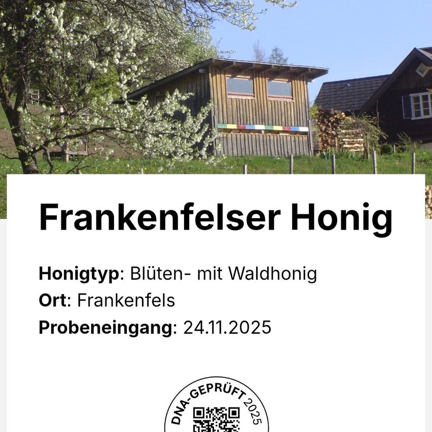 Ein Bild zeigt ein Holzhaus und ein Schild mit der Aufschrift Frankenfelser Honig. Der darunterstehende Text erwähnt die Honigsorte als Blüte mit Waldhonig. Der Ort ist Frankenfels. Das Probendatum ist 24.11.2025.