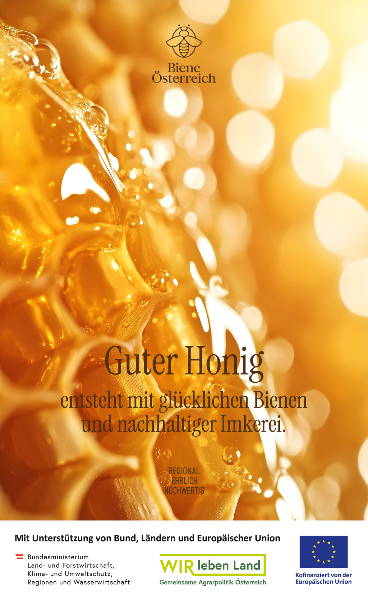 Eine Nahaufnahme eines Honigwaben mit goldenem Honig, der davon tropft. Der Hintergrund ist mit einem warmen, goldenen Farbton verschwommen. Der Text lautet 'Guter Honig entsteht mit glücklichen Bienen und nachhaltiger Imkerei.'