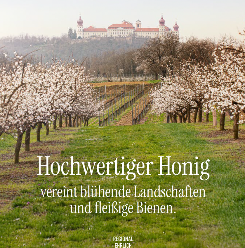 Eine friedliche Landschaft mit blühenden Bäumen, einem Schloss in der Ferne und einem Grasfeld. Das Bild hat einen Wasserzeichen in der unteren rechten Ecke.