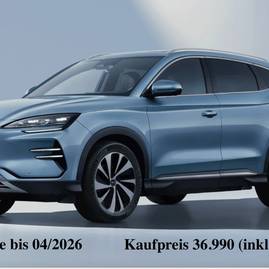 Ein blauer SUV wird mit einem Preisschild von 36.990 angezeigt. Unten steht das Datum 04/2026.