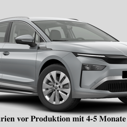 Ein graues Auto mit modernem Design, das schlanke Linien, einen auffälligen vorderen Kühlergrill und LED-Scheinwerfer aufweist. Das Fahrzeug hat ein sauberes, professionelles Erscheinungsbild mit einem weißen Innenraum, der durch die Fenster sichtbar ist.