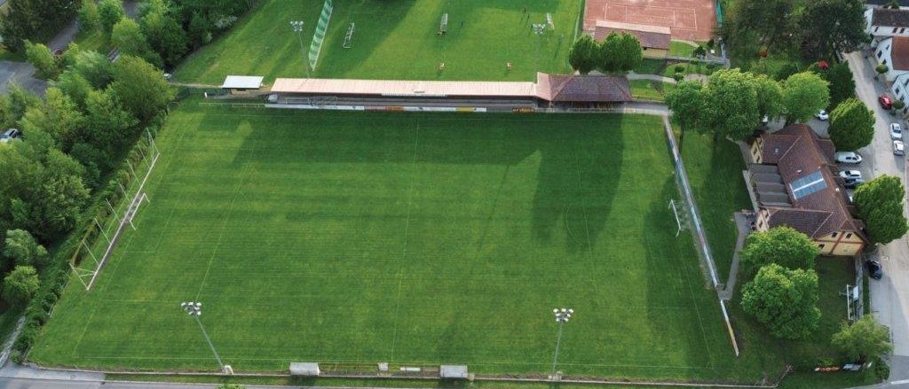 Bild enthält, Outdoors, Building, Field, Car, Grass, Aerial View