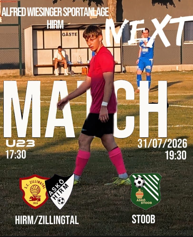 Ein Fußballspieler in einem roten Trikot läuft auf einem Feld mit dem Text 'MATCH' und 'U23'. Zwei weitere Spieler sind im Hintergrund. Das Datum und die Uhrzeit des Spiels werden ebenfalls angezeigt.