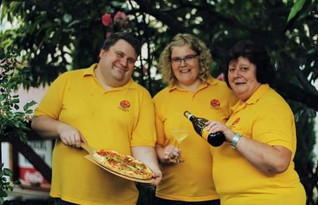 Bild enthält, T-Shirt, Food Presentation, Head, Person, Face, Adult, Male, Man, Female, Woman