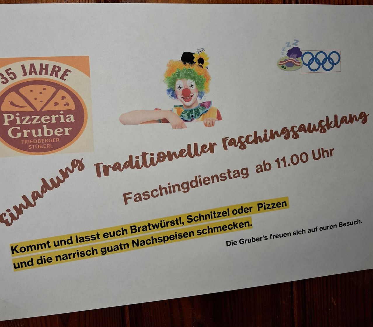 Plakat für traditionelles Faschingsessen, mit einem Clown und dem Logo der Pizzeria Gruber. Es bietet Bratwurst, Schnitzel oder Pizza ab 11:00 Uhr an.