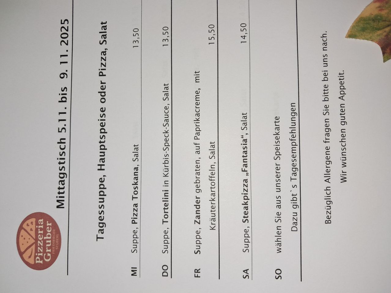 Ein Menü für den 9. November 2025 beinhaltet verschiedene Suppen und Salate mit Preisen für jeden Artikel. Optionen umfassen eine Suppe mit Pizza, einen Salat mit Pizza, eine Tortellini-Suppe und mehr.