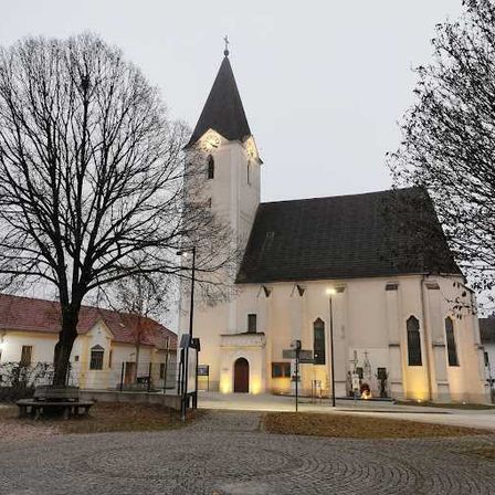 Bild enthält, Arch, Gothic Arch, Spire, Tower, Clock Tower, Car, Bench, Person