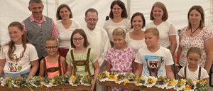 Bild enthält, Flower, Flower Arrangement, People, Person, Flower Bouquet, Potted Plant, Portrait, Adult, Female, Woman