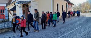 Bild enthält, Person, Walking, People, Adult, Female, Woman, Coat, Jacket, Pants, Outdoors