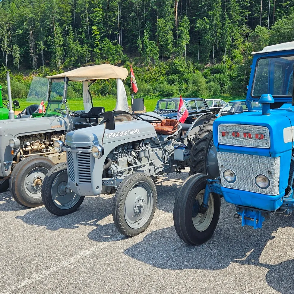 Oldtimer-Auffahrt: PKWs und Traktoren unterschiedlichster Bauart und Jahrgänge.