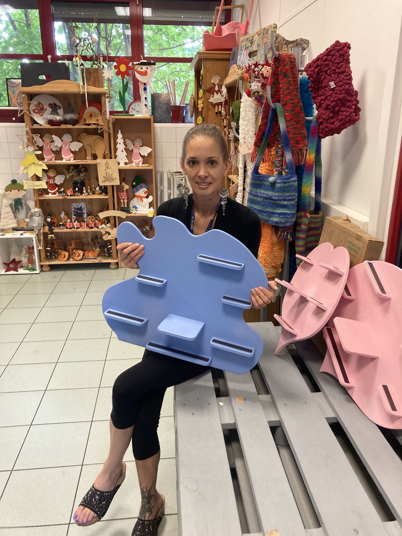 Bild enthält, Person, Photography, Portrait, Sandal, Shoe, Adult, Female, Woman, Floor, Costume