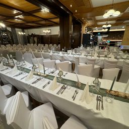 Bild enthält, Indoors, Hall, Fun, Architecture, Building, Banquet, Chair, Furniture, Person