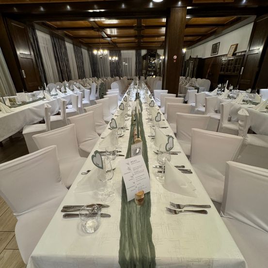 Bild enthält, Indoors, Hall, Fun, Building, Banquet, Chair, Table, Tabletop, Dining Table, Fork