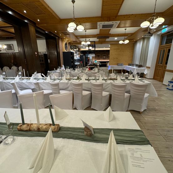 Bild enthält, Indoors, Fun, Hall, Architecture, Building, Banquet, Chair, Furniture