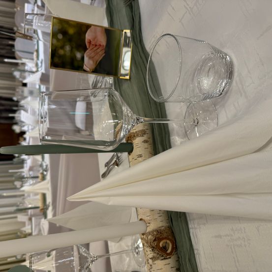 Bild enthält, Glass, Furniture, Table, Dining Table, Linen, Napkin, Cutlery, Goblet, Restaurant, Dining Room
