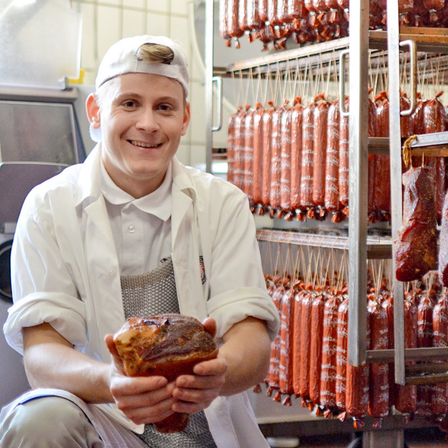 Bild enthält, Adult, Male, Man, Person, Butcher Shop, Shop, Face, Head, Bread
