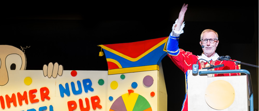 Bild enthält, Crowd, Person, People, Adult, Male, Man, Audience, Speech, Microphone, Face