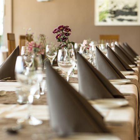 Bild enthält, Flower, Flower Arrangement, Dining Table, Furniture, Table, Flower Bouquet, Dining Room, Indoors, Cup, Linen