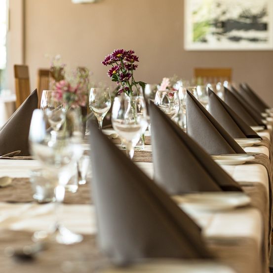 Bild enthält, Flower, Flower Arrangement, Dining Table, Furniture, Table, Flower Bouquet, Dining Room, Indoors, Cup, Linen