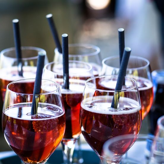 Bild enthält, Glass, Alcohol, Beer, Beverage, Cocktail, Liquor, Wine, Baton, Stick, Beer Glass