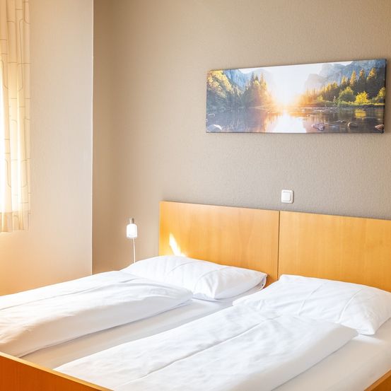 Bild enthält, Indoors, Interior Design, Furniture, Bed, Bedroom, Room, Cushion, Home Decor, Painting, Dorm Room