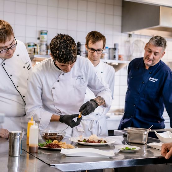 Bild enthält, Chef, Person, Glove, Adult, Male, Man, Food Presentation, Glasses, Head, Plate
