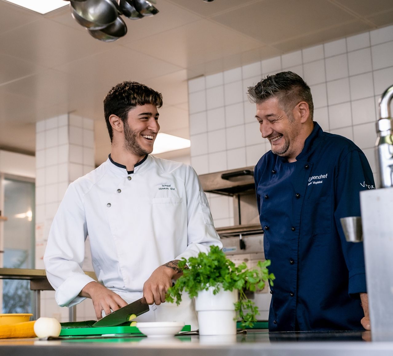 Bild enthält, Adult, Male, Man, Person, Chef, Face, Head, Weapon