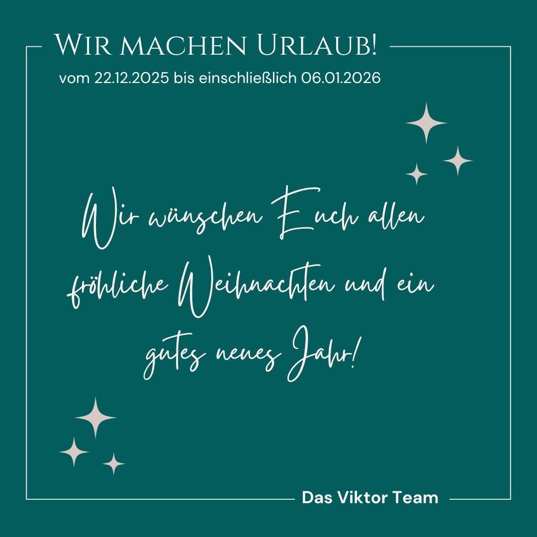 Ein grüner Hintergrund mit weißem Text verkündet 'Wir machen Urlaub' vom 22.12.2025 bis einschließlich 06.01.2026. Die Nachricht wünscht allen frohe Weihnachten und ein gutes neues Jahr. Das Viktor Team ist unten signiert.