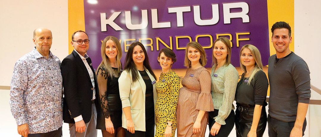 Bild enthält, Groupshot, Person, Adult, Female, Woman, People, Male, Man, Glasses, Coat