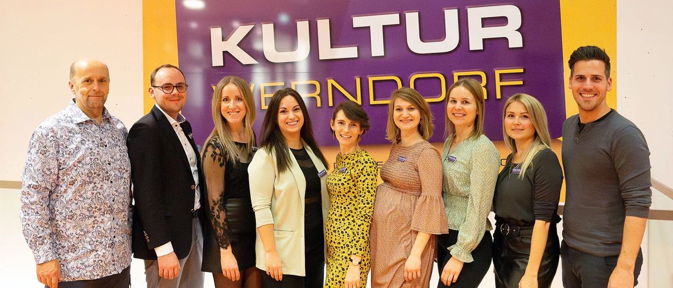 Bild enthält, Groupshot, Person, Adult, Female, Woman, People, Male, Man, Glasses, Coat