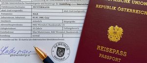 Bild enthält, Text, Document, Pen, Id Cards, Passport