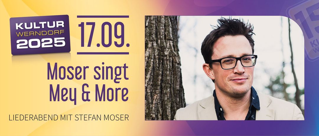 Ein Mann mit Brille und heller Jacke posiert neben einem Baumstamm. Die Wörter "singt More" und das Datum 7.09 sind darüber geschrieben.