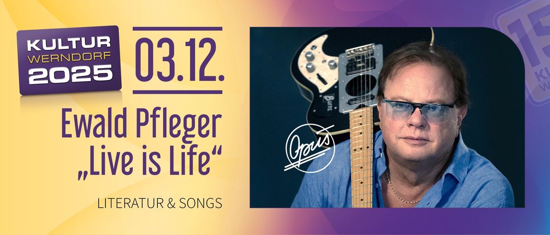 Eine Person in einem blauen Hemd und mit einer Brille hält eine schwarze Gitarre, mit den Worten '3.12. s Life' und dem Opus-Logo auf einem farbenfrohen Hintergrund.