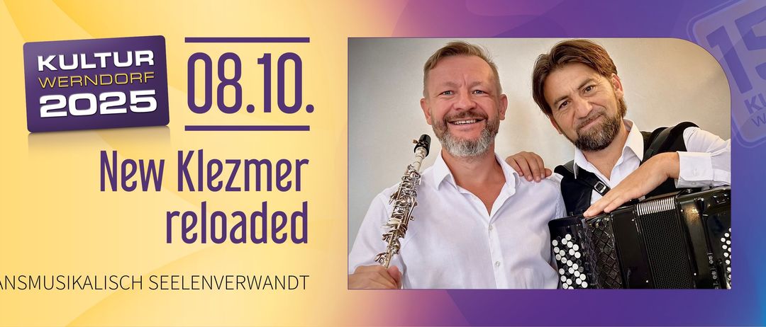 Ein Bild eines Mannes, der eine Klarinette spielt, lächelt, mit einer anderen Person hinter ihm, die eine Hand auf seine Schulter legt. Der Hintergrund hat Text, der '8.10.' und 'Ezmer geladen' liest.