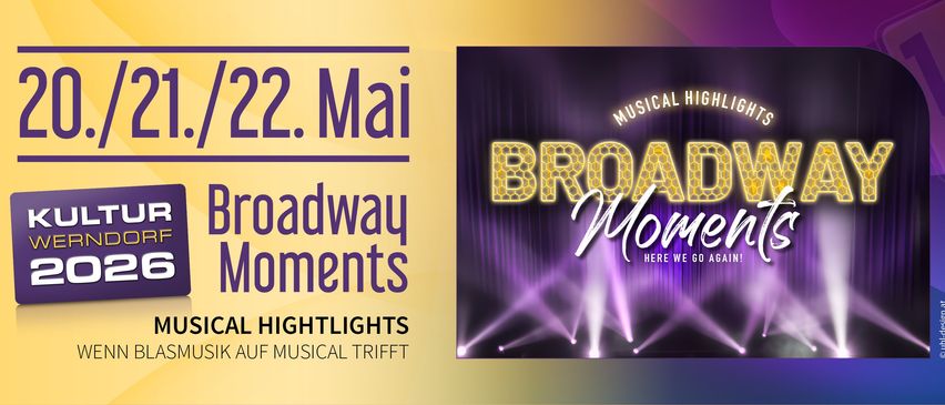Eine Werbung für Broadway Musical High mit einem lila Hintergrund und Scheinwerfern. Der Text lautet 'Broadway Moments Here We Go.' Das Datum ist Mai.