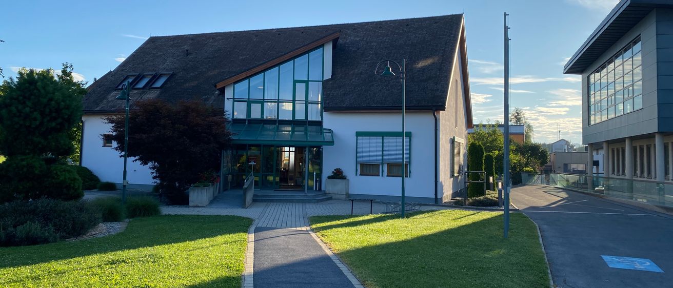 Bild enthält, Grass, Plant, Suburb, Building, Neighborhood, City, Lawn, Outdoors, Housing, House