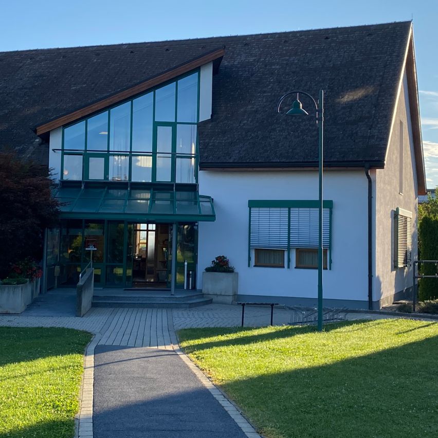 Bild enthält, Grass, Plant, Suburb, Building, Neighborhood, City, Lawn, Outdoors, Housing, House