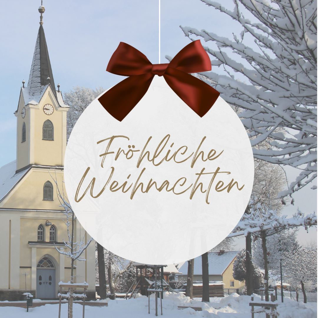 Eine Kirche in einer verschneiten Landschaft mit einem roten Bogen und dem Text 'Frohe Weihnachten' auf einem weißen Ornament.