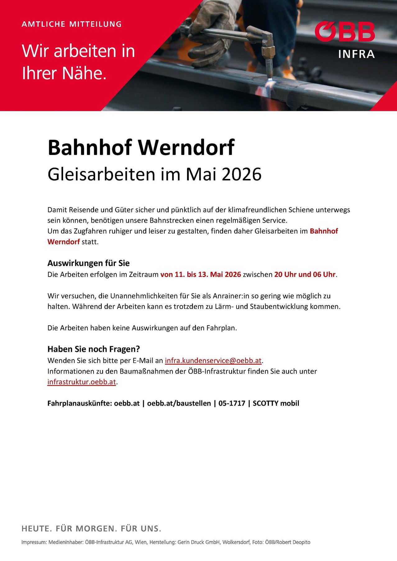 Ein Plakat über Gleisarbeiten am Bahnhof Werndorf im Mai 2026. Die Arbeiten sollen sichere und pünktliche Reisen gewährleisten. Der Zeitplan ist vom 11. bis 13. Mai 2026 zwischen 20 Uhr und 6 Uhr. Kontaktinformationen werden für Anfragen bereitgestellt.