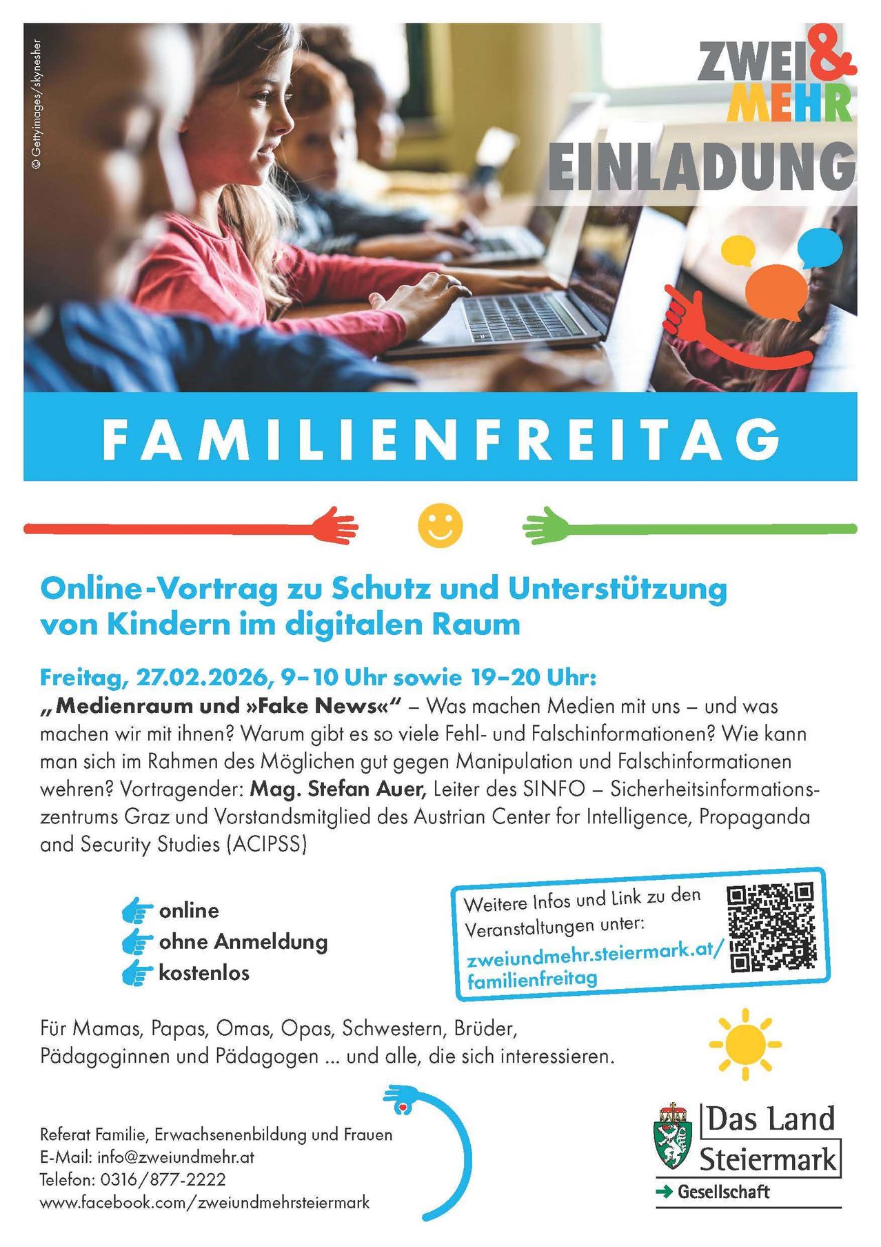 Plakat für Familienfreitag-Veranstaltung, mit Menschen, die Laptops nutzen, und Diskussion über 'Medienraum und Fake News'. Der Termin ist am Freitag, 27.02.2026, von 9-10 Uhr und 19-20 Uhr. Es beinhaltet einen Online-Vortrag von Mag. Stefan Auer, Leiter von SINFO. Keine Anmeldung erforderlich, und kostenlos. Ein QR-Code ist für weitere Informationen vorhanden.