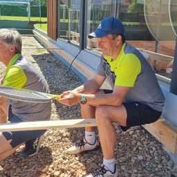 Bild enthält, Wood, Racket, Tennis Racket, Baseball Cap, Plywood, Adult, Male, Man, Person, Shoe