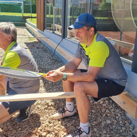 Bild enthält, Wood, Racket, Tennis Racket, Baseball Cap, Plywood, Adult, Male, Man, Person, Shoe