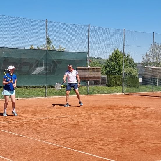 Bild enthält, Person, Sport, Tennis, Playing Tennis, Racket, Tennis Racket