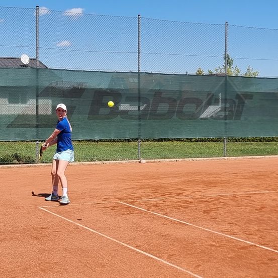 Bild enthält, Person, Playing Tennis, Racket, Sport, Tennis, Tennis Racket, Ball, Tennis Ball, Clothing, Hat
