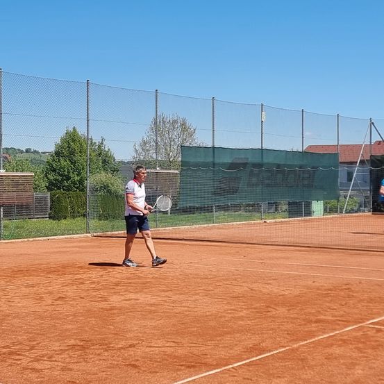 Bild enthält, Person, Sport, Tennis, Playing Tennis, Racket, Tennis Racket, Clothing, Footwear, Shoe