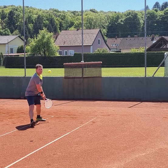 Bild enthält, Person, Ball, Sport, Tennis, Tennis Ball, Playing Tennis, Tennis Racket, Clothing, Footwear, Shoe