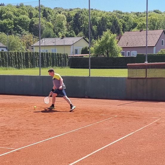 Bild enthält, Person, Ball, Sport, Tennis, Tennis Ball, Playing Tennis, Tennis Racket, Clothing, Footwear, Shoe