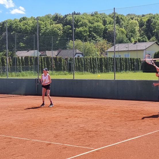 Bild enthält, Sport, Tennis, Tennis Ball, Person, Playing Tennis, Tennis Racket, Baseball, Baseball Bat, Footwear, Shoe